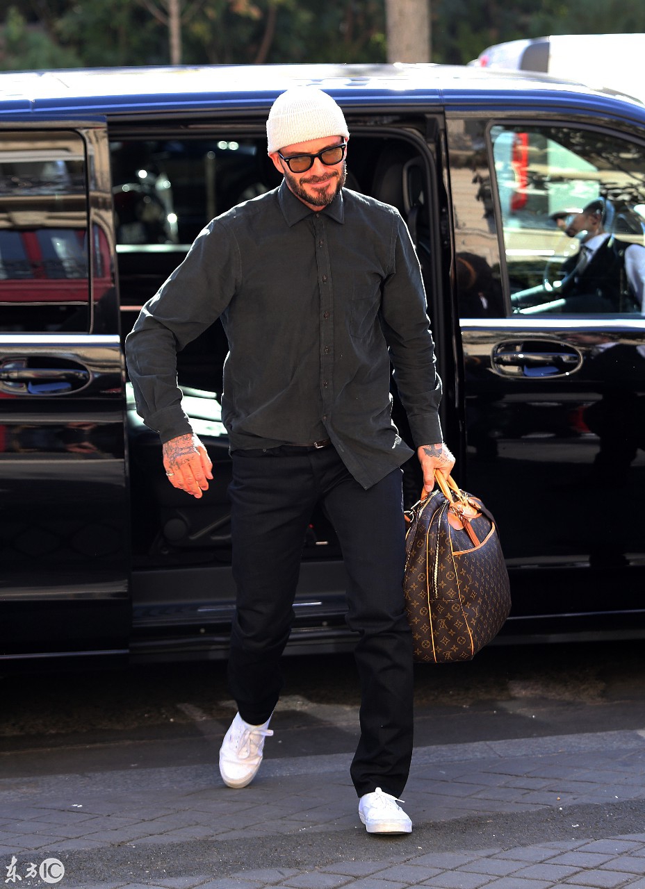 大衛貝克漢姆David Beckham絡腮胡子手拿LV包包抵達巴黎酒店89 / 作者:admin / 帖子ID:56
