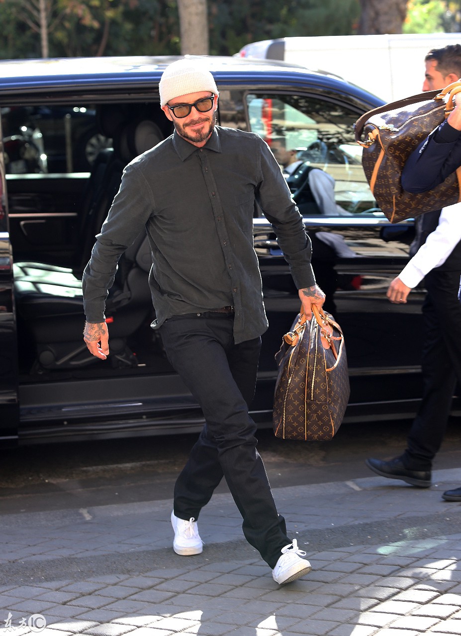 大衛貝克漢姆David Beckham絡腮胡子手拿LV包包抵達巴黎酒店97 / 作者:admin / 帖子ID:56