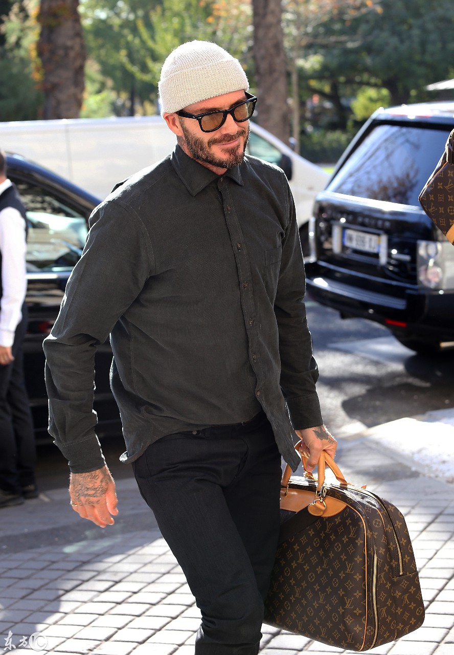 大衛貝克漢姆David Beckham絡腮胡子手拿LV包包抵達巴黎酒店76 / 作者:admin / 帖子ID:56